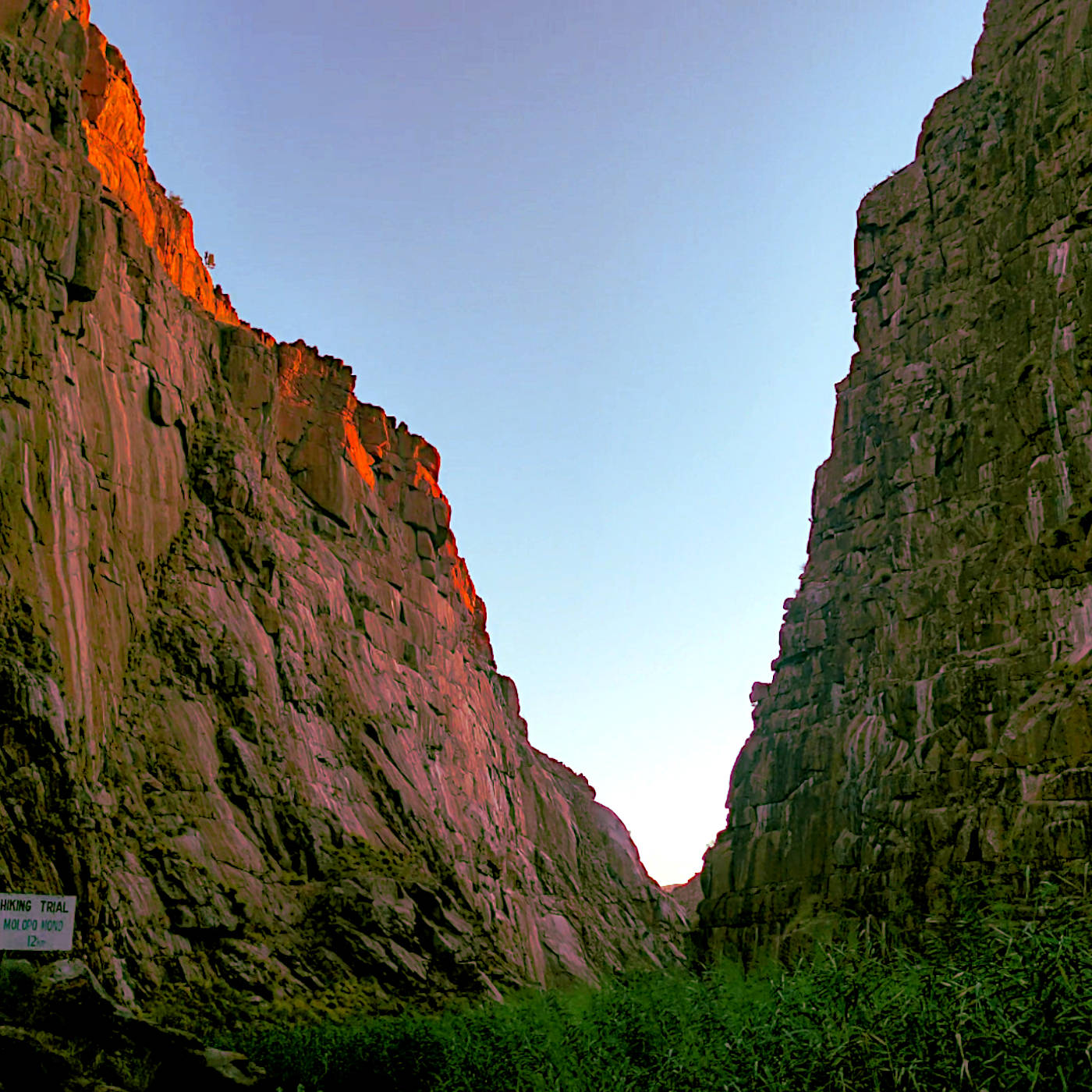 riemvasmaak-sunset-mountain-canyon-molopo-mond-trial-sign
